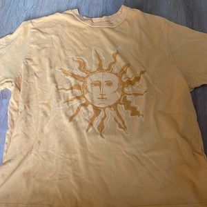 Adorable oversized t-shirt from urban outfitters. Very soft and great material.